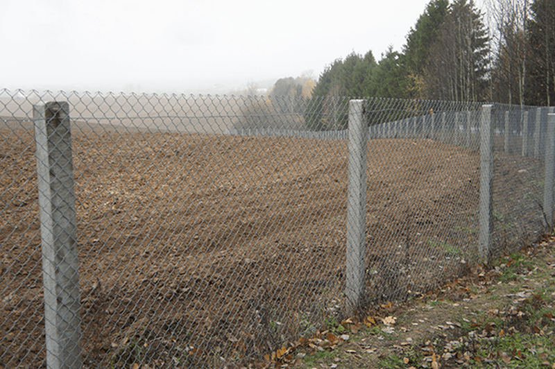 Паркан із сітки рабиці в чистому полі